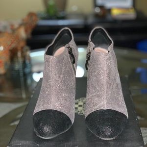 Vince Camuto ‘Amboy2’ gray with a black closed toe